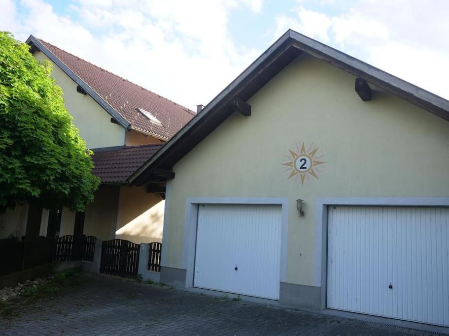 Colourful 2.5 Bedroom With Large Balcony & Garden. Prinzersdorf Exteriér fotografie